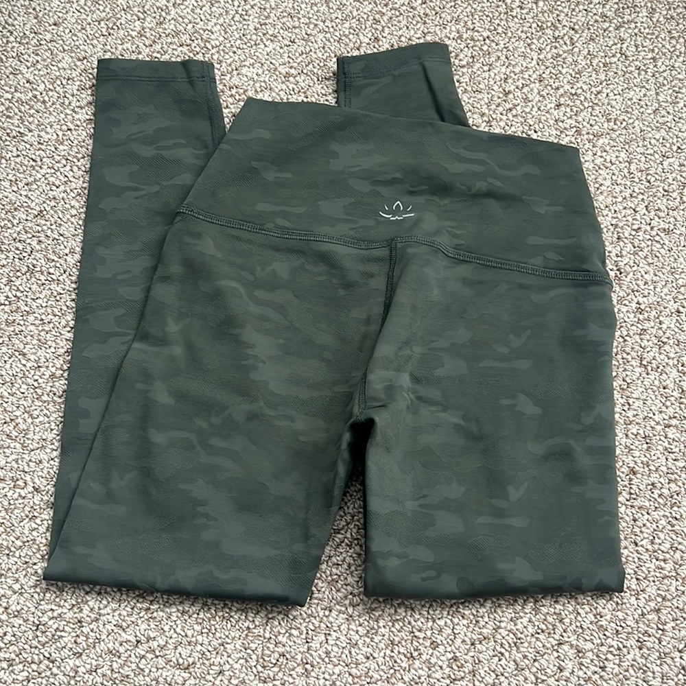 SOLD | Beyond yoga camo leggings